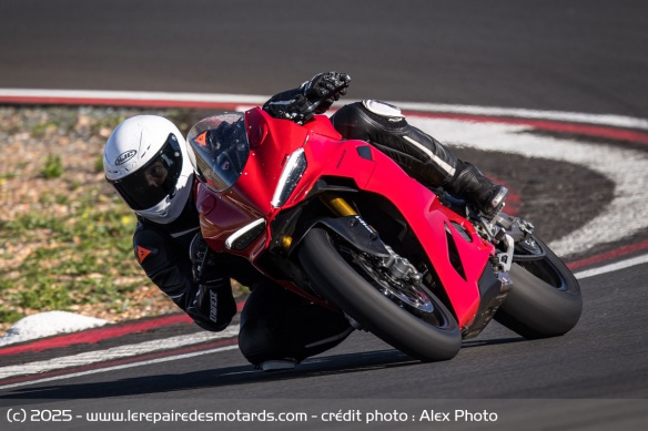 Suspensions ajustées, pneus de course... la Panigale V2 S d'essai se présente dans des conditions idéales pour cet essai