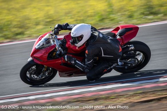 La mécanique de la Panigale V2 brille par sa précision