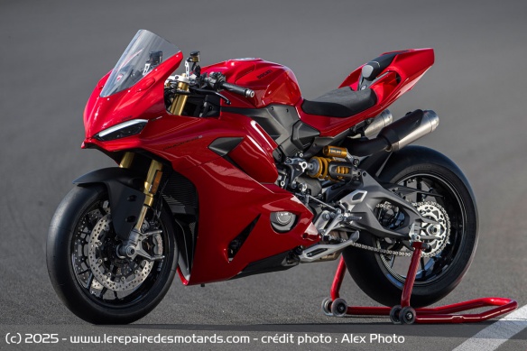 La Panigale V2 évolue dans la suite de la V4