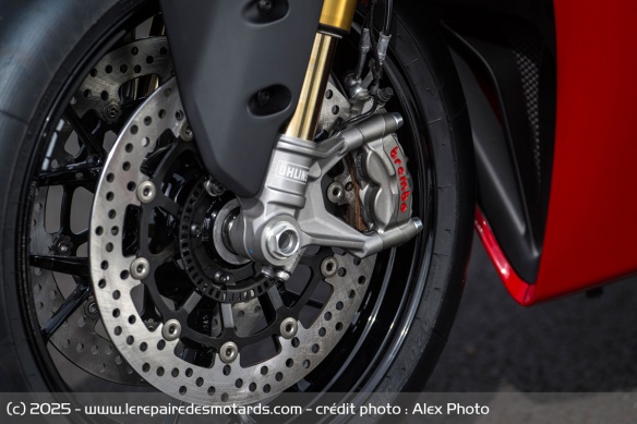 Les étriers Brembo M50 assurent un freinage puissant et précis