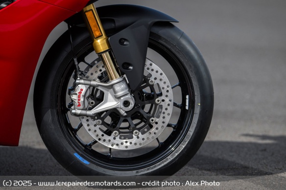 Normalement chaussée de Diablo Rosso IV, la sportive a reçu des pneus slicks Pirelli pour les besoins de l'essai