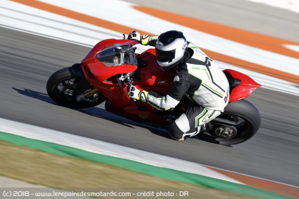 Bien qu'agile, la V4 reste une Panigale et demande quand même de l'engagement à l'attaque