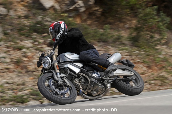 La Ducati Scrambler 1100 en courbe