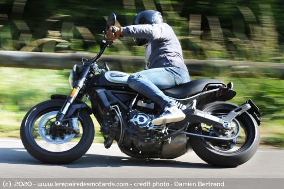 Essai Ducati Scrambler 800 Icon Dark sur petites routes