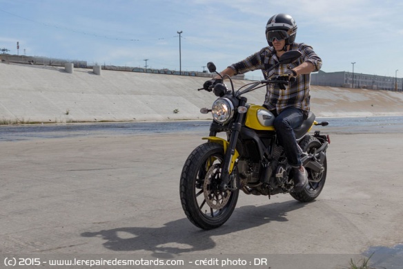 Ducati Scrambler sur nationale