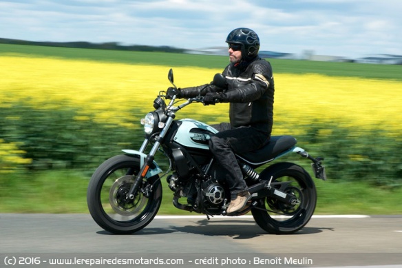 Ducati Scrambler Sixty2 sur autoroute