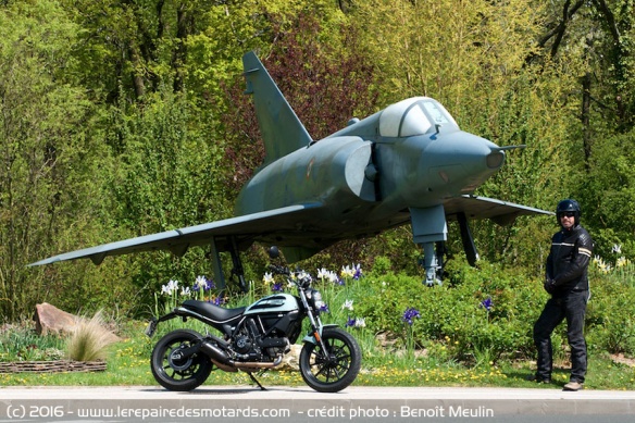 Ducati Scrambler Sixty2 et un avion de chasse