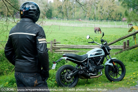 Ducati Scrambler Sixty2 dans les chemins