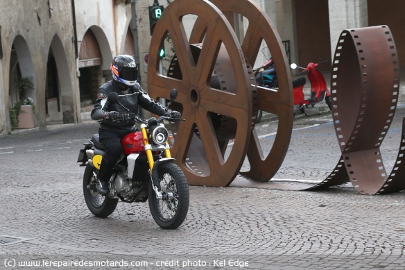 La Fantic Caballero 500 en ville