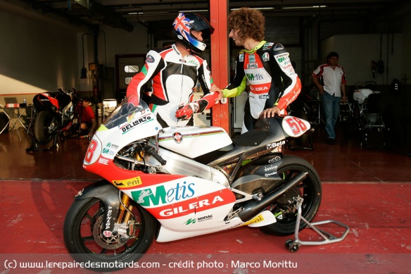 Simoncelli prodiguant quelques conseils avant l'entrée en piste