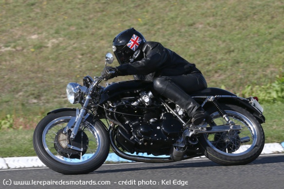 Essai de l'Egli-Vincent Godet 1330 Café Racer sur le circuit Carole