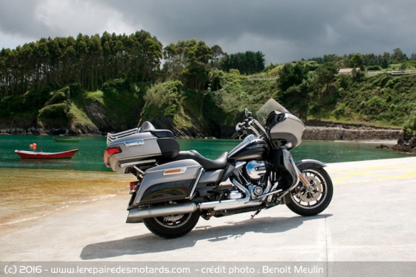 Harley-Davidson Road Glide Ultra à la mer