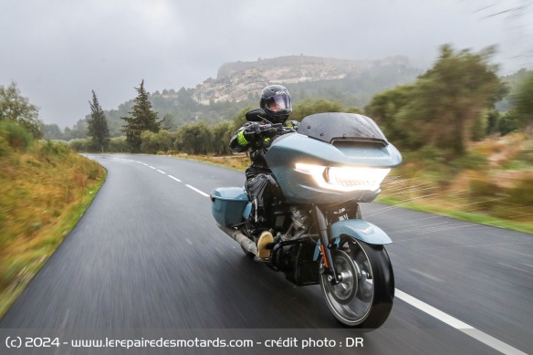 Le tourer offre un très bon confort à haute vitesse, y compris en termes de protection du vent