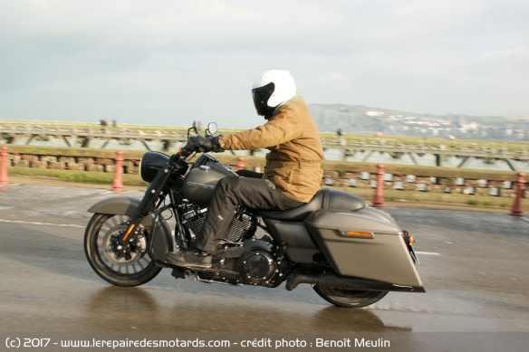 La Harley-Davidson Road King Special en ligne droite