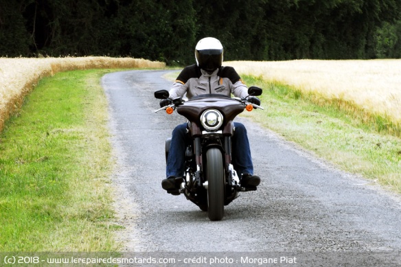 La Harley-Davidson Sport Glide en ligne droite