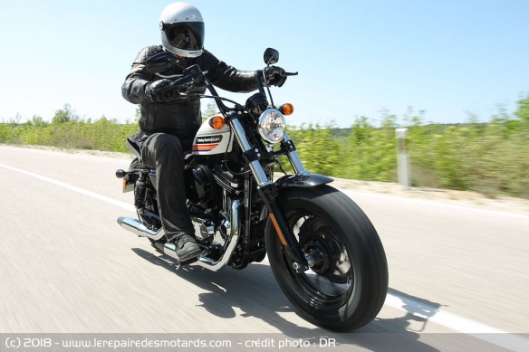 Harley-Davidson Sportster 1200 Forty-Eight Special sur départementale