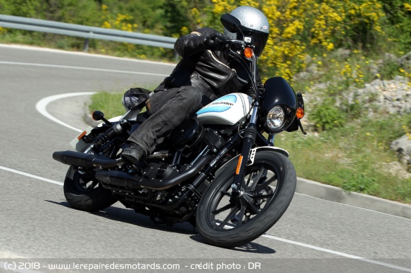 Harley-Davidson Iron 1200 sur route