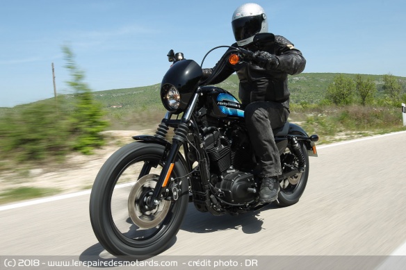 Harley-Davidson Sportster Iron 1200 sur départementale
