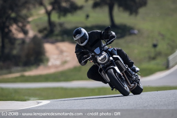 La CB 1000 R en virage