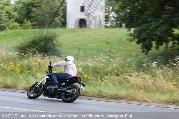 Sortie de courbe avec la Honda CB300R