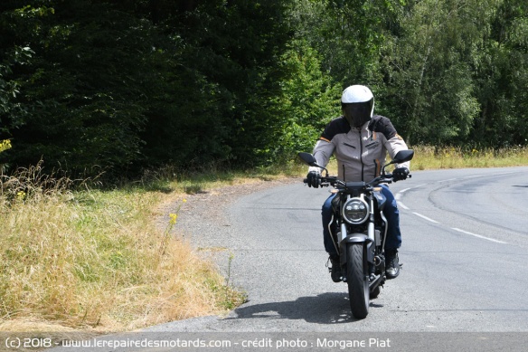 Essai de la Honda CB300R en ville