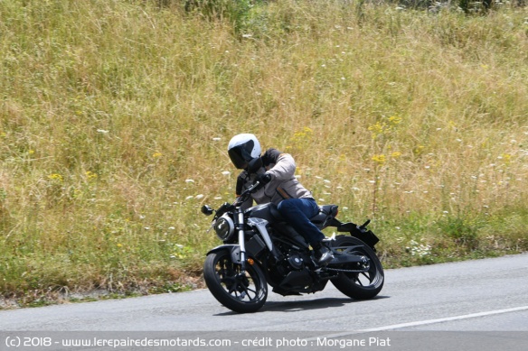 La Honda CB300R en courbe