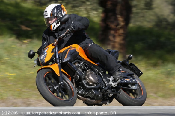 Honda CB500F sur autoroute