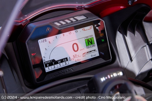 La CBR 600 RR modernise aussi son tableau de bord avec un compteur TFT