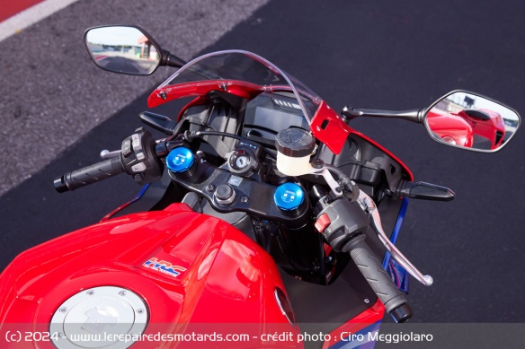 Agréable sur piste, la moto risque de voir son confort routier grevé par sa position de conduite très portée sur l'avant et sa bulle un peu courte