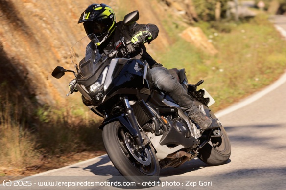 La NC750X retrouve son milieu naturel en ville et sur le mode Standard