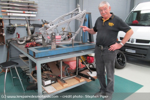 Wolfenden au travail sur un cadre dans son atelier