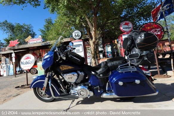 Indian Chieftain à une station service sur la route 66