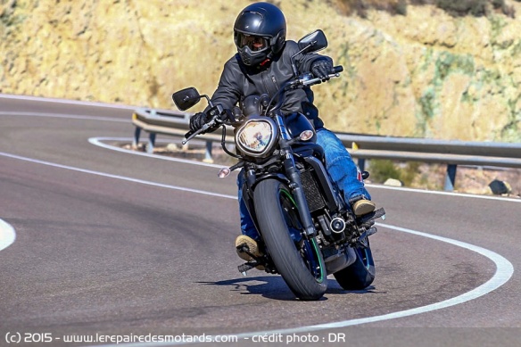 Kawasaki Vulcan 650 sur départementale