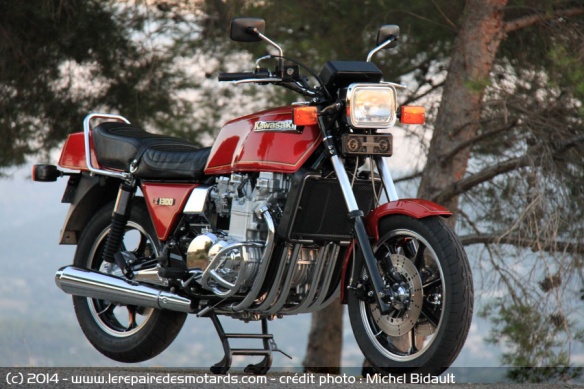 Aussi imposante que majestueuse, la Kawa est indiscutablement une très belle moto...