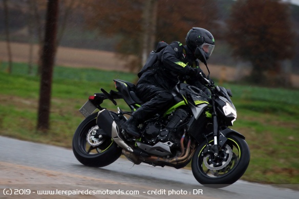 La Kawasaki Z900 en courbe