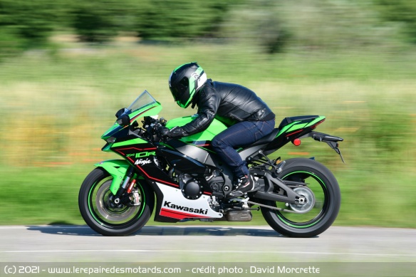 Kawasaki Ninja ZX-10R sur autoroute