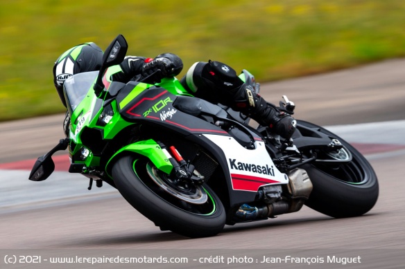 Comme sur route, la ZX-10R met rapidement en confiance sur circuit