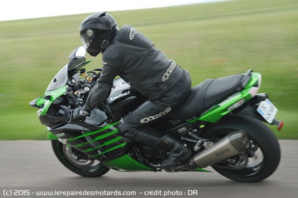 Kawasaki ZZR 1400 sur autoroute