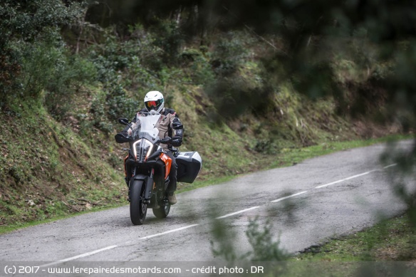 La KTM 1290 Super Adventure S sur départementale