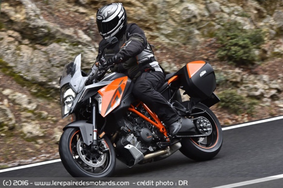 KTM 1290 Super Duke GT sur nationale