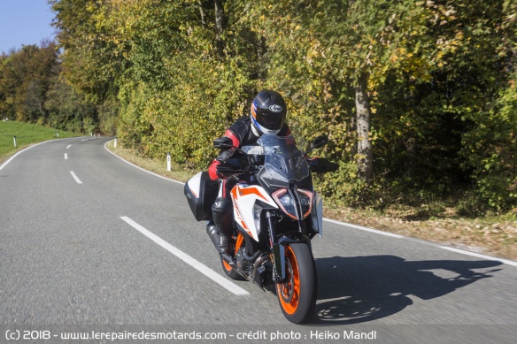 La 1290 Super Duke GT sur route