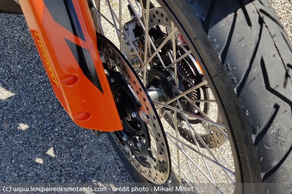 Les disques de frein avant de la KTM 790 Adventure