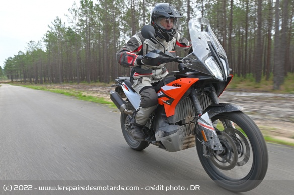 La KTM 890 Adventure sur voie rapide