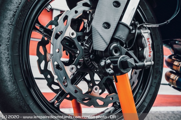 Le freinage est assuré à l'avant par des étriers Brembo Stylema