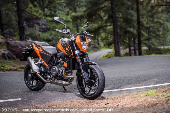 KTM 690 Duke de face