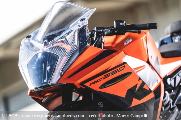 La RC 390 change totalement de look avec ce nouveau phare avant