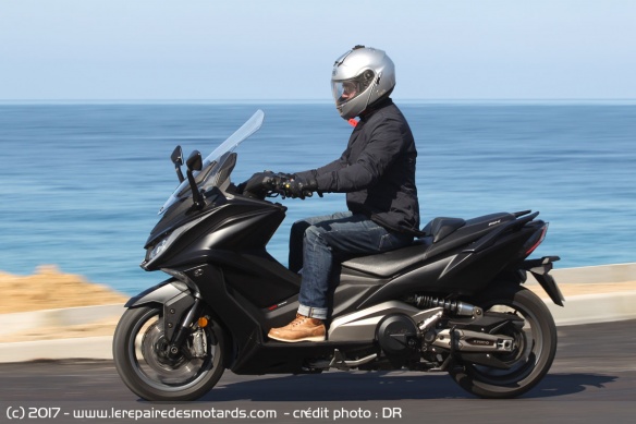 Kymco AK 550 sur autoroute