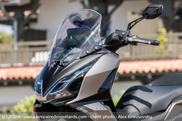 Le design du Kymco Downtown GT 350 est moderne et soigné