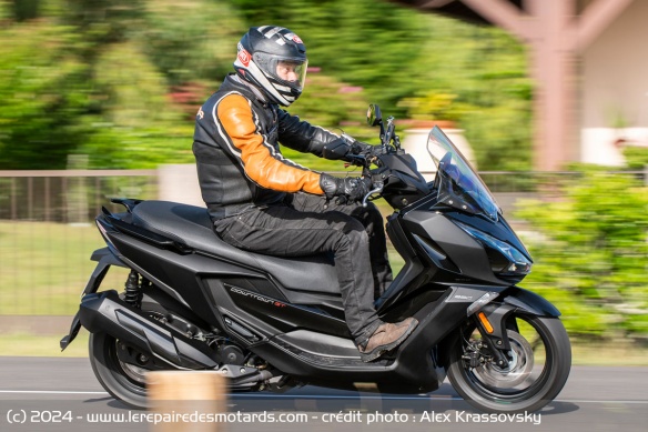 Compact, le Kymco 350 s'affanchit efficacement de l'exercice citadin