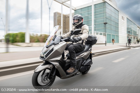 Le monocylindre de 11 chevaux n'est pas adapté aux voies rapides et permet juste au scooter d'atteindre les 110 km/h